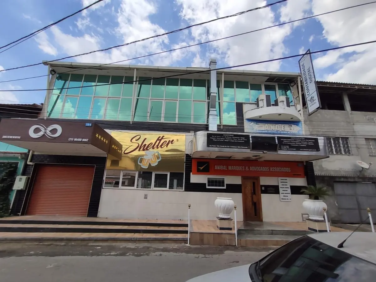 Película espelhada em fachada comercial
