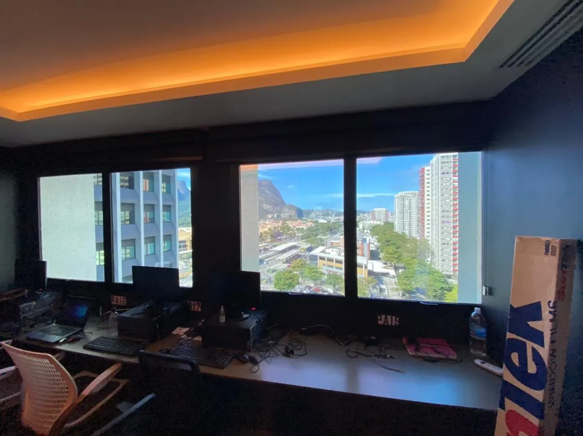 Película térmica em sala com vista panorâmica