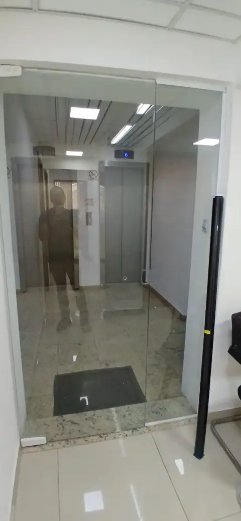 Película escura em portaria de vidro