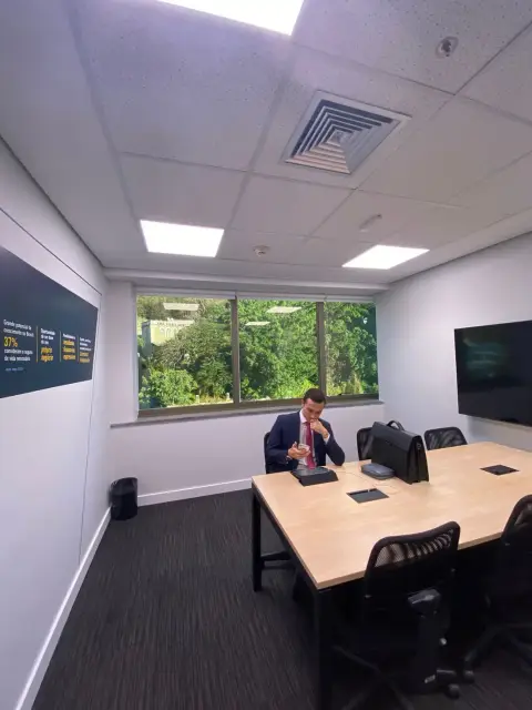Problema de calor, excesso de claridade e danos aos computadores: como resolvemos o problema deste cliente